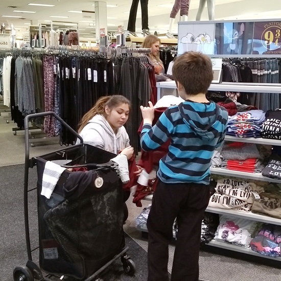 Teen Retail 550x550 NN Students shopping at Teen Retail event