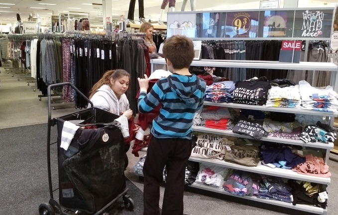Teen Retail 2018 679x431 NN Students shopping at Teen Retail event
