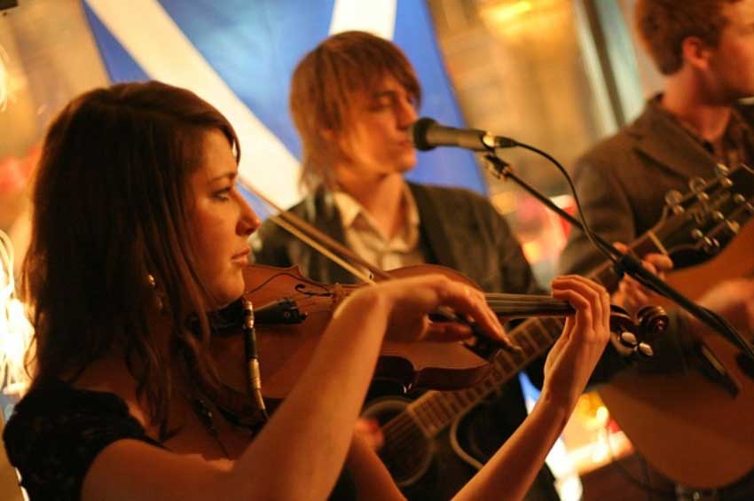 home_photo_1 Violinist in concert