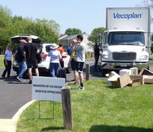 ALVN members unloading a white SUV at the Shred event