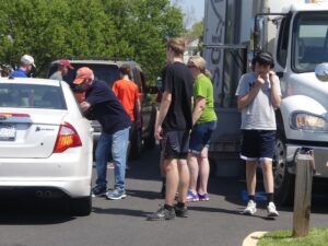 ALNV volunteers help people with disposing of their documents at the shredding truck