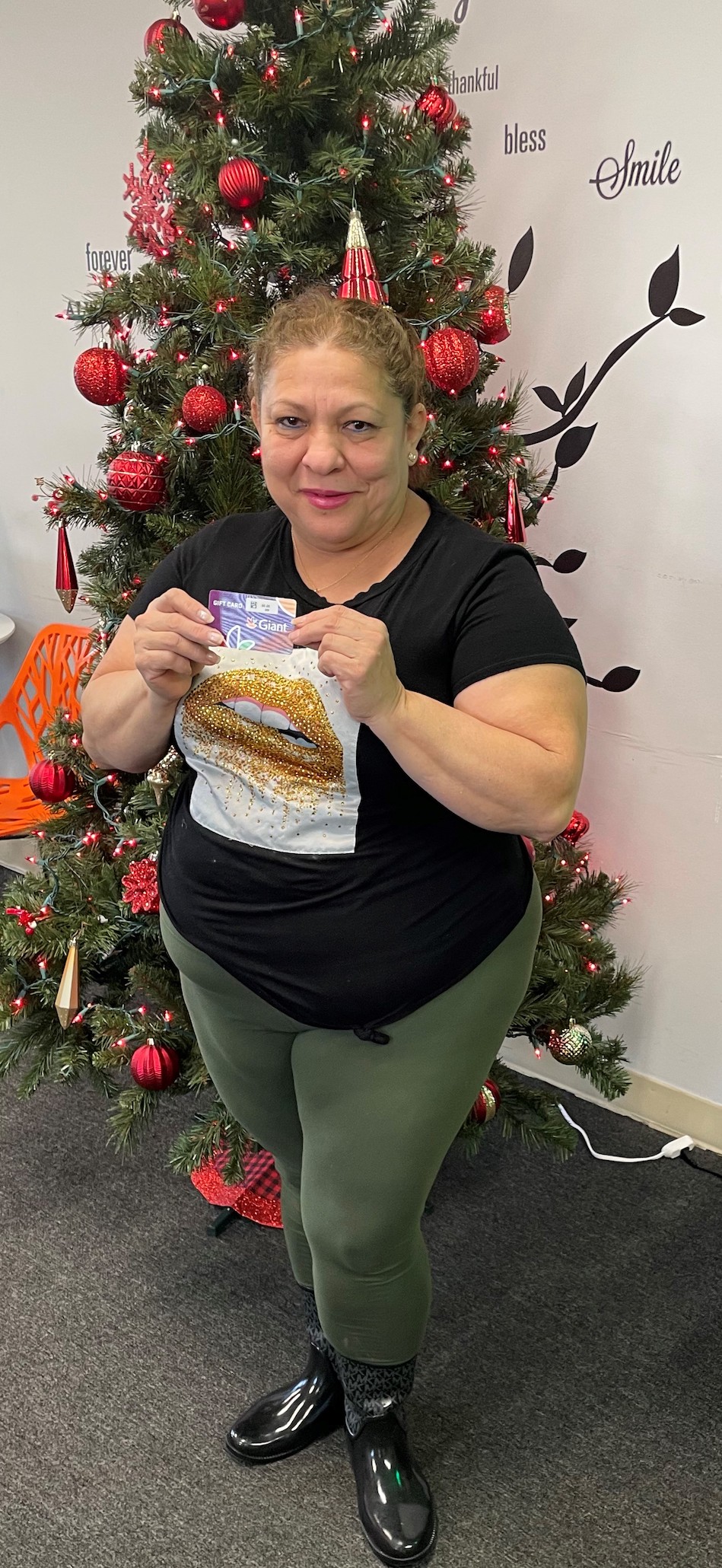 A person holding a grocery gift card from ALNV