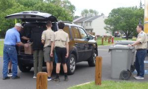 ALNV members and Boy Scouts get shred items from a vehicle