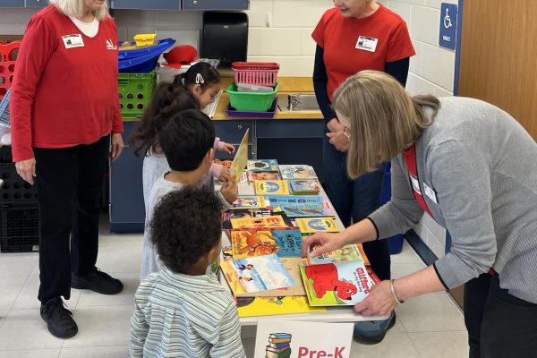 ALNV volunteers help children select books