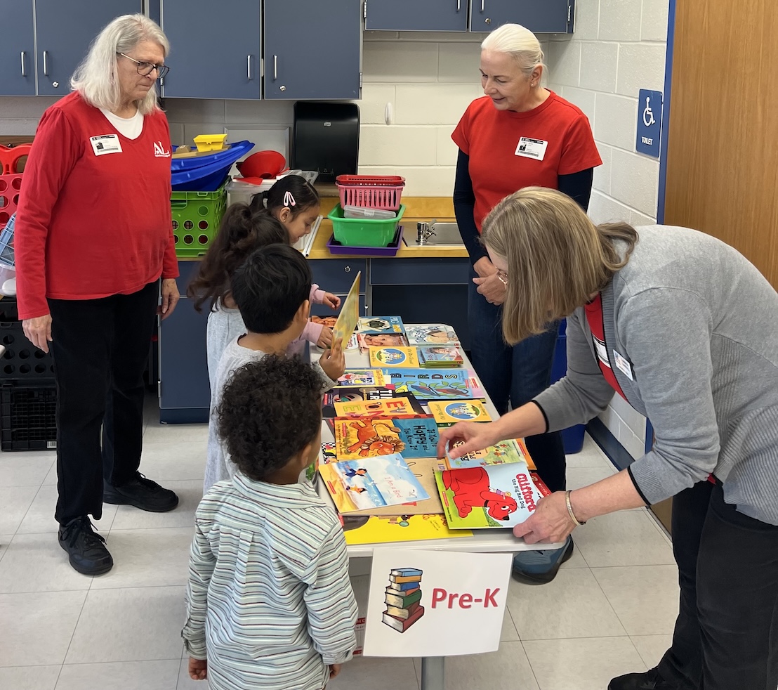 ALNV volunteers help children select books