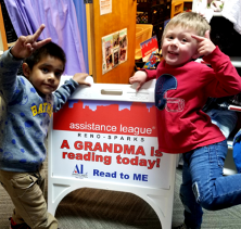Children with Read to ME sign