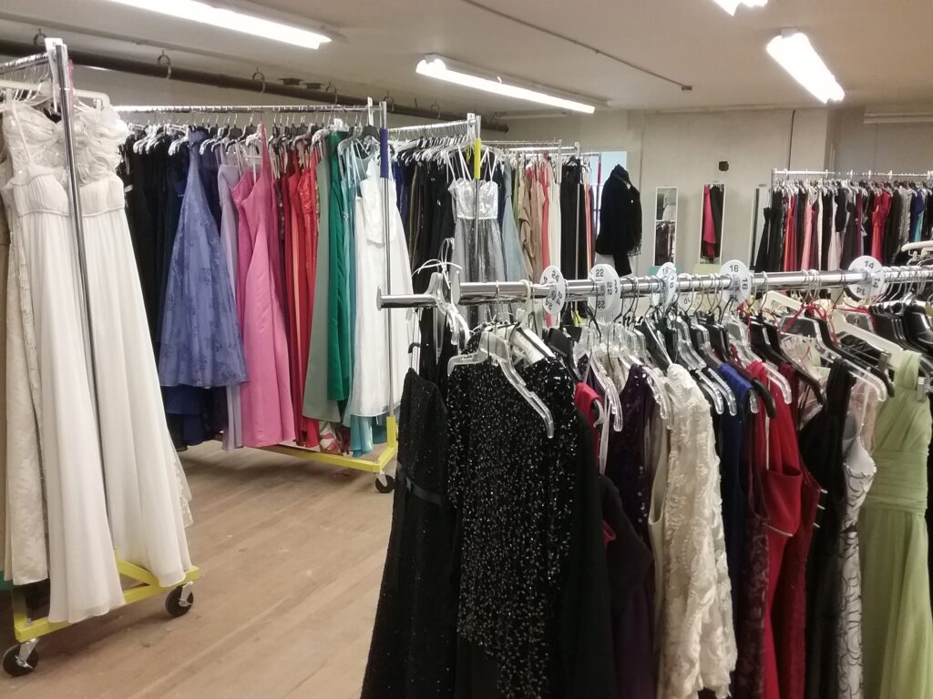 CINDERELLA'S CLOSET LOVES THEIR NEW SPACE-BRING ON THE DANCES!